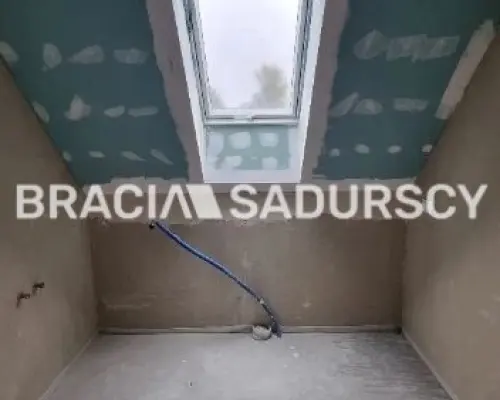 Domy blisko jezior, lasów i skałek.