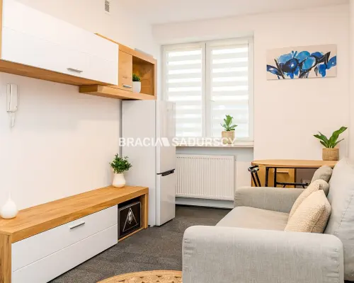 Dom inwestycyjny – 5 mieszkań, 2 lokale, paczkomat