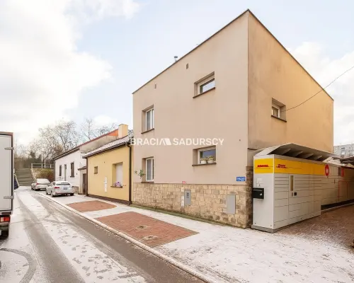 Dom inwestycyjny – 5 mieszkań, 2 lokale, paczkomat