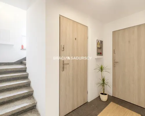 Dom inwestycyjny – 5 mieszkań, 2 lokale, paczkomat