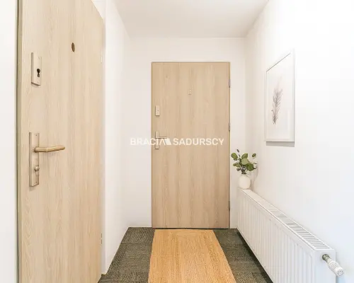 Dom inwestycyjny – 5 mieszkań, 2 lokale, paczkomat