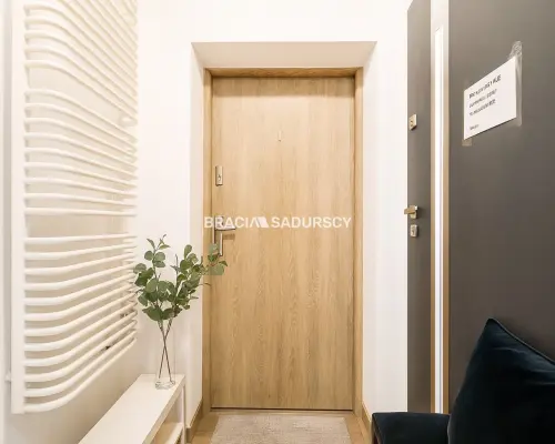 Dom inwestycyjny – 5 mieszkań, 2 lokale, paczkomat
