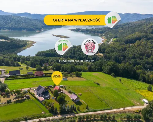 Działka widokowa nad jeziorem z domem całorocznym.