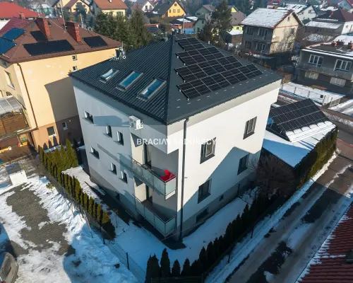 Budynek z 6 niezależnymi apartamentami.