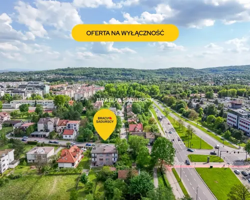 Dwa poziomy w domu typu bliźniak z garażem.