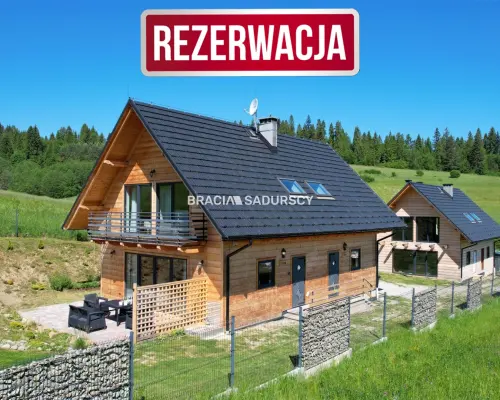 Dwa drewniane domy z czterema lokalami