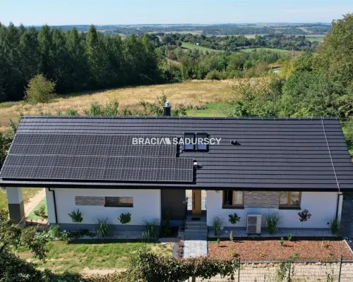 Biuro Nieruchomości Bracia Sadurscy prezentuje na sprzedaż nowoczesny, energooszędny dom wolnostojący o wysokim standardzie wyk