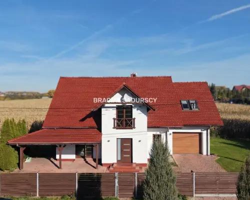 Wygodny dom z przestronnym salonem w atrakcyjnej lokalizacji niedaleko Krakowa    Na sprzedaż duży i wygodny dom o powierzchn