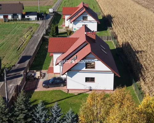 Wygodny dom z przestronnym salonem w atrakcyjnej lokalizacji niedaleko Krakowa    Na sprzedaż duży i wygodny dom o powierzchn