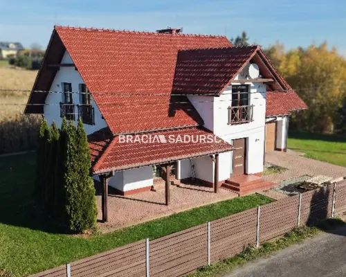 Wygodny dom z przestronnym salonem w atrakcyjnej lokalizacji niedaleko Krakowa    Na sprzedaż duży i wygodny dom o powierzchn