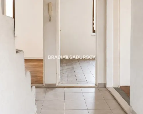 Dom jednorodzinny z dużym potencjałem inwestycyjnym w sąsiedztwie nowej zabudowy wielorodzinnej, na działce o pow. 4,23 ara -ok