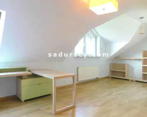 Ładny dom ok. 470m2 na działce 1500m2 w Chyliczkach, między Konstancinem i Piasecznem. Powierzchnia użytkowa parteru, poddasza,