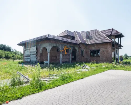Wolnostojący dom do wykończenia. Działka 31 ar