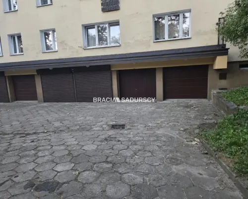 GARAŻ W BUDYNKU OKOLICE RYNKU DĘBNICKIEGO