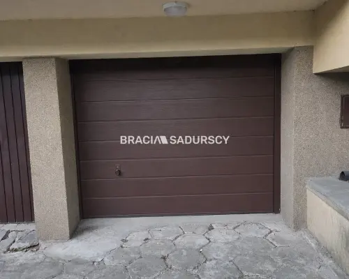 GARAŻ W BUDYNKU OKOLICE RYNKU DĘBNICKIEGO