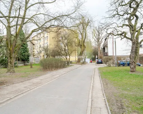 GARAŻ W BUDYNKU OKOLICE RYNKU DĘBNICKIEGO
