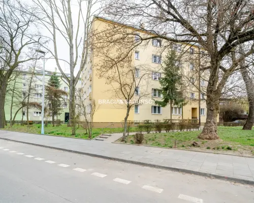 GARAŻ W BUDYNKU OKOLICE RYNKU DĘBNICKIEGO