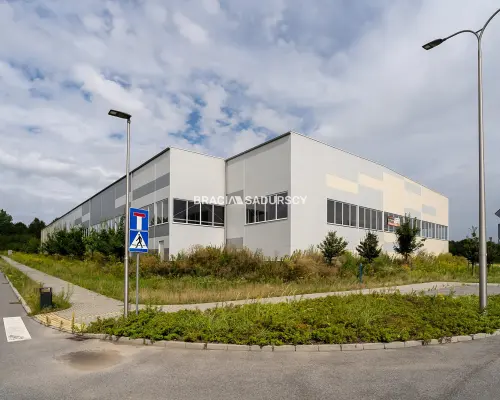 Hala produkcyjna z suwnicami