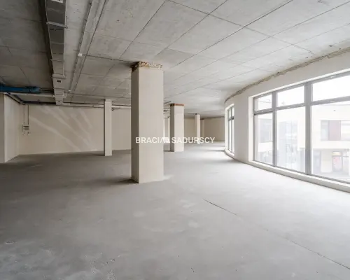 Lokal usługowy w stanie deweloperskim -706 m