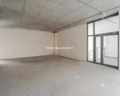 Lokal usługowy w stanie deweloperskim -706 m