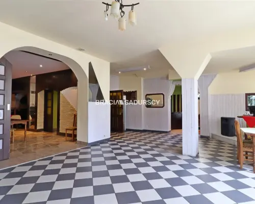 Kompleks Komercyjny 820 m² u stóp Beskidu Wyspowego | Działka 1,45 ha | Iwkowa    Szukasz unikalnej nieruchomości