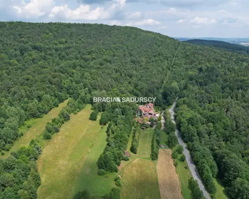 Kompleks Komercyjny 820 m² u stóp Beskidu Wyspowego | Działka 1,45 ha | Iwkowa    Szukasz unikalnej nieruchomości