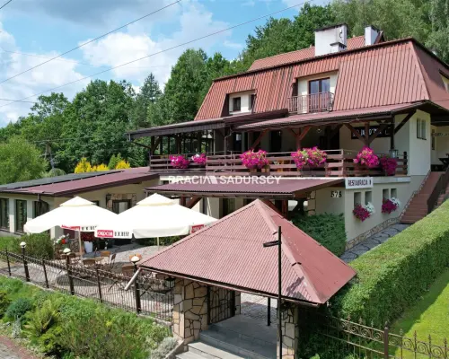 Kompleks Komercyjny 820 m² u stóp Beskidu Wyspowego | Działka 1,45 ha | Iwkowa    Szukasz unikalnej nieruchomości