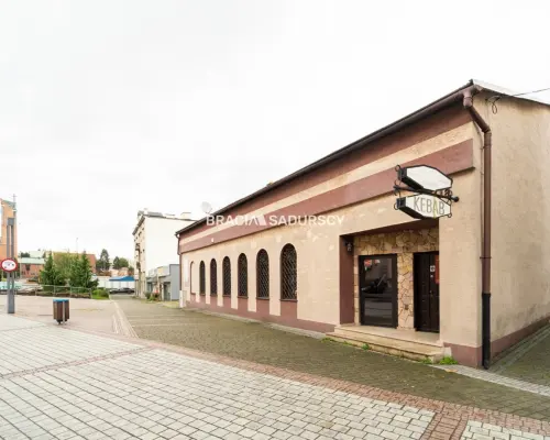 Usługowo-mieszkalny w centrum z własnym parkingiem