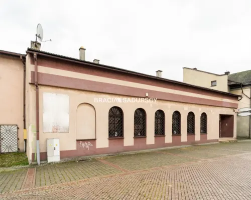 Usługowo-mieszkalny w centrum z własnym parkingiem