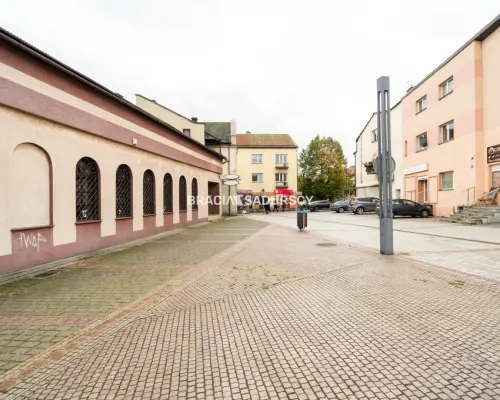 Usługowo-mieszkalny w centrum z własnym parkingiem