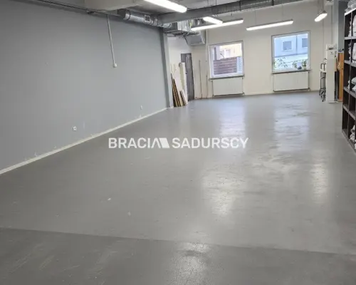 Na sprzedaż przestronny lokal użytkowy o powierzchni 265 m²    Lokal położony na parterze nowoczesnego budynku mieszkaln