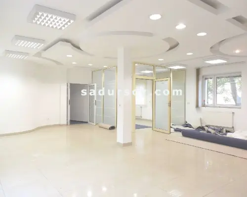 Niezależny obiekt biurowy    825m 2     na dużej działce 4600m2 na Ursynowie w Pyrach, z możliwością realizacji większych inwes
