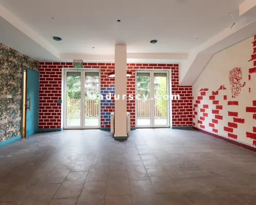 Piękny lokal użytkowy   106m 2  z małym ogródkiem,   na parterze   w Piasecznie / Nowej Iwicznej, z trzema własnymi miej