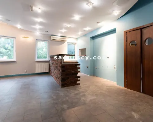 Piękny lokal użytkowy   106m 2  z małym ogródkiem,   na parterze   w Piasecznie / Nowej Iwicznej, z trzema własnymi miej