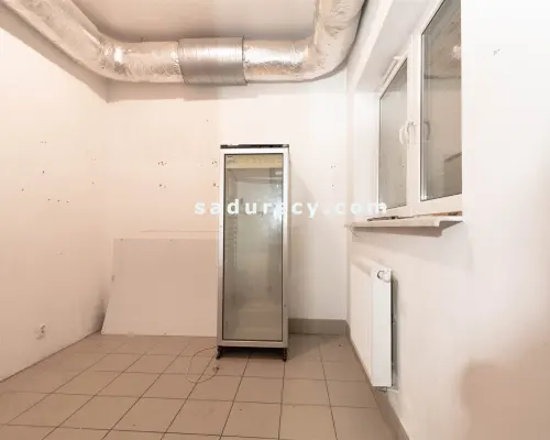 Piękny lokal użytkowy   106m 2  z małym ogródkiem,   na parterze   w Piasecznie / Nowej Iwicznej, z trzema własnymi miej