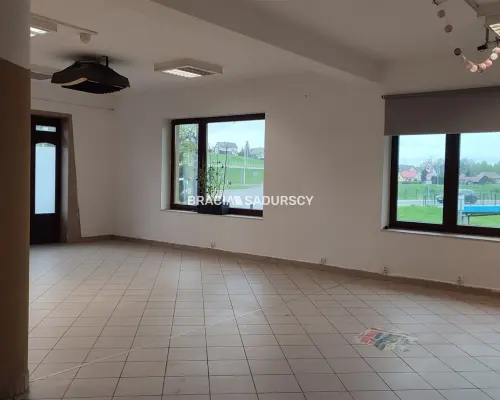 Lokal do wynajęcia w Centrum miejscowości Radziszów.   Mam przyjemność zaoferować Państwu lokal do wynajęcia  o powierz