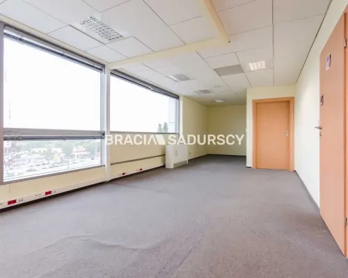 Oferta najmu powierzchni biurowej    Oferujemy lokal użytkowy biurowy  o pow 520 m2 zlokalizowany przy Opolskiej w Krakowie