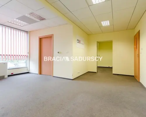 Oferta najmu powierzchni biurowej    Oferujemy lokal użytkowy biurowy  o pow 520 m2 zlokalizowany przy Opolskiej w Krakowie