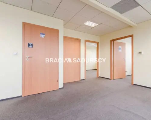 Oferta najmu powierzchni biurowej    Oferujemy lokal użytkowy biurowy  o pow 520 m2 zlokalizowany przy Opolskiej w Krakowie