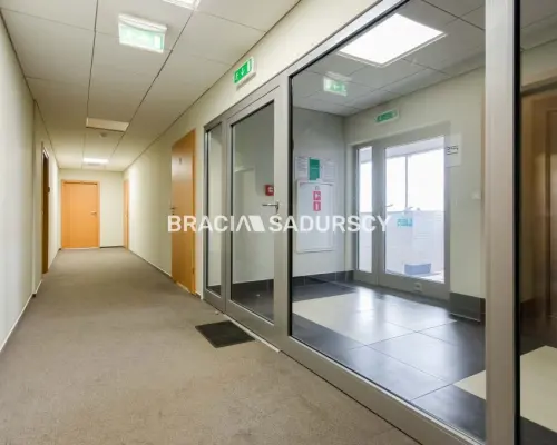 Oferta najmu powierzchni biurowej    Oferujemy lokal użytkowy biurowy  o pow 520 m2 zlokalizowany przy Opolskiej w Krakowie
