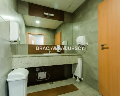 Oferta najmu powierzchni biurowej    Oferujemy lokal użytkowy biurowy  o pow 520 m2 zlokalizowany przy Opolskiej w Krakowie