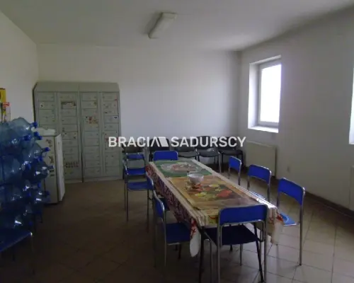*Zdjęcia należą do właściciela oferty.      Okolice Myślenic       Do wynajęcia hala produkcyjno-biurowa z 2004 roku