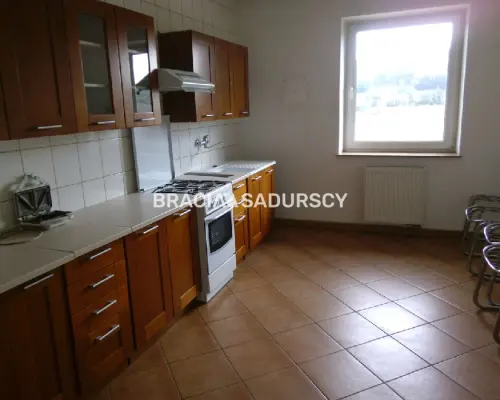 *Zdjęcia należą do właściciela oferty.      Okolice Myślenic       Do wynajęcia hala produkcyjno-biurowa z 2004 roku