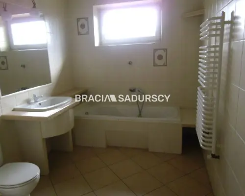 *Zdjęcia należą do właściciela oferty.      Okolice Myślenic       Do wynajęcia hala produkcyjno-biurowa z 2004 roku