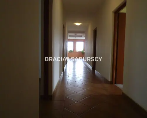 *Zdjęcia należą do właściciela oferty.      Okolice Myślenic       Do wynajęcia hala produkcyjno-biurowa z 2004 roku