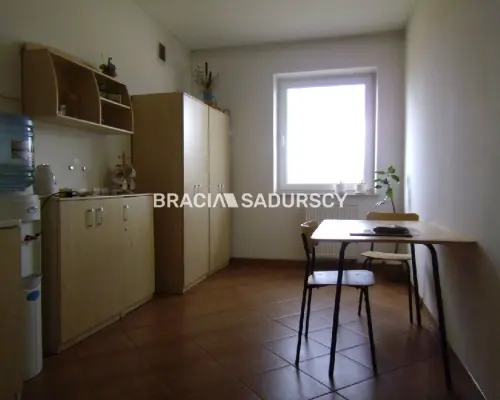 *Zdjęcia należą do właściciela oferty.      Okolice Myślenic       Do wynajęcia hala produkcyjno-biurowa z 2004 roku