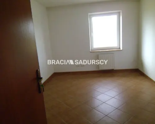 *Zdjęcia należą do właściciela oferty.      Okolice Myślenic       Do wynajęcia hala produkcyjno-biurowa z 2004 roku