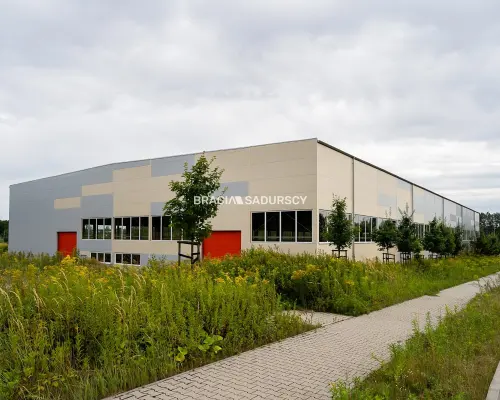 Hala produkcyjna z suwnicami