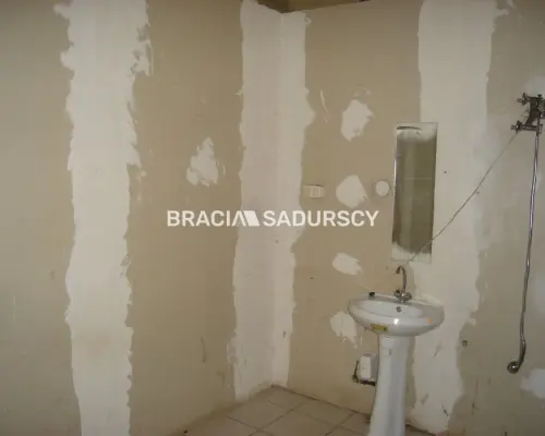 *Zdjęcia należą do właściciela oferty.    Do wynajęcia hala produkcyjna leżąca w Skawinie.  Hala o powierzchni 700m² i