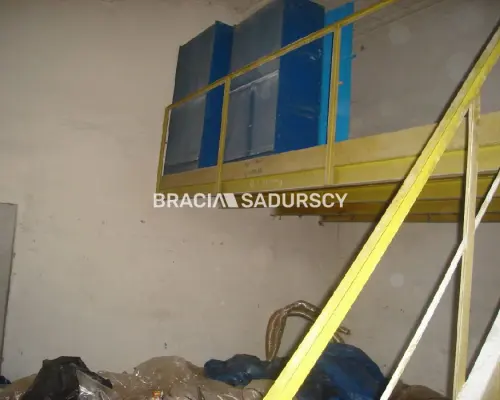 *Zdjęcia należą do właściciela oferty.    Do wynajęcia hala produkcyjna leżąca w Skawinie.  Hala o powierzchni 700m² i
